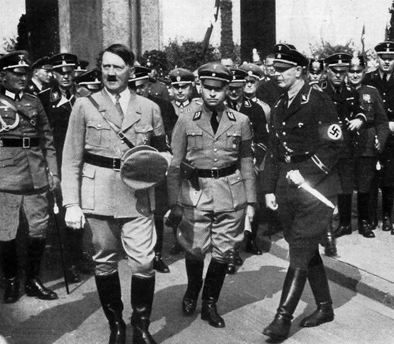 Adolf Hitler arrives in Köln to visit of the Saarausstellung in the Messhalle